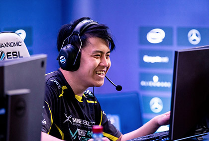 Thiay Jun Wen из команды по Dota 2  Invictus Gaming