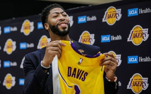 Центровой Энтони Дэвис на своей презентации в Лейкерс